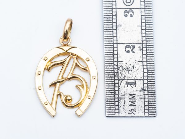 Mesure et art du temps - Yellow Gold Pendant Lucky Charm Horse. Horloger - Montres - Or Jaune - Bijoutier