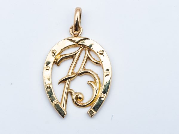 Mesure et art du temps - Yellow Gold Pendant Lucky Charm Horse. Horloger - Montres - Or Jaune - Bijoutier