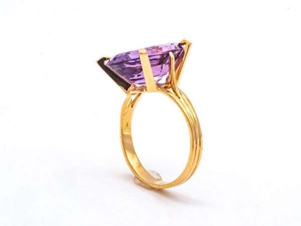 Mesure et art du temps - 18 Karat Yellow Gold Ring with an Amethyst