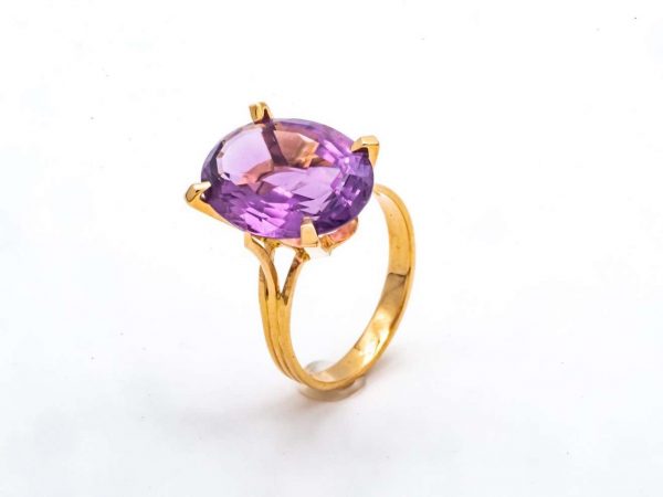 Mesure et art du temps - 18 Karat Yellow Gold Ring with an Amethyst