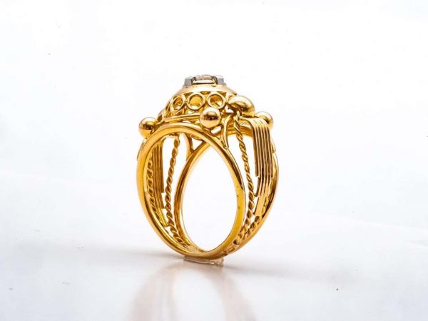 Mesure et art du temps - 18 Karats Yellow Gold Lace Tank Ring with a Diamond