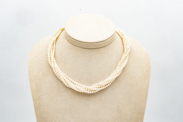 Mesure et art du temps - 6 Row Cultured Pearls Necklace with 18K Yellow and White Gold Clasp. Bijoutier - Joaillier - Horloger - France - Vannes - Morbihan