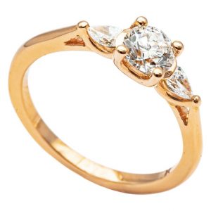 mesure et art du temps - Solitaire Engagement Ring in 18k Rose Gold with Diamonds Engagement ring in Rose Gold with 3 Diamonds. Perfect to offer to the one you love Color : E Purity : SI1 VG/EX/VG/FR 2 Pear cut Diamonds : 2x0,95carats 1 Diamond : 0,5 carats Size : 51,5 FR; 5,75 US; L UK