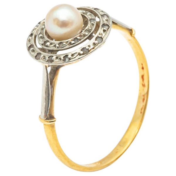 Mesure et art du temps - Yellow Gold and White Gold Ring with Diamonds and Fine Pearl Antique Yellow and White Gold Ring with a Fine Pearl and Diamonds 0,24 carats size 52,5 24 Diamonds : 24x0,01 carats = 0,24 carats Diameter of the pearl : 0,5 cm Size : 52,2 FR, 6 US , L UK