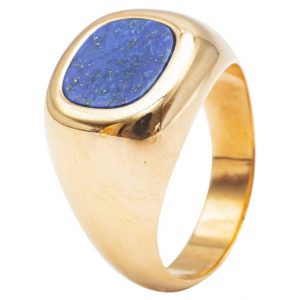 mesure et art du temps - Ring Chevalière Yellow Gold 18 carats and Lapis Lazuli Ring style signet ring with a lapis lazulis cushion cut. Lapis Lazulis plate that can be engraved Lapis Lazulis width : 0,85 cm Lapis Lazulis length: 0.9 cm Size: 53 FR, 6,5 US , M UK