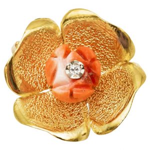 Mesure et art du temps - 18 karat yellow gold flower pendant with a diamond Discreet pendant of 1.4 cm in diameter on a piece of Coral. A Diamond of 0,01 carat is positioned in the center of the flower.