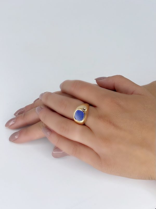 mesure et art du temps - Ring Chevalière Yellow Gold 18 carats and Lapis Lazuli Ring style signet ring with a lapis lazulis cushion cut. Lapis Lazulis plate that can be engraved Lapis Lazulis width : 0,85 cm Lapis Lazulis length: 0.9 cm Size: 53 FR, 6,5 US , M UK. Bijoutier Joaillier Horloger Horlogerie Bretagne Vannes France Morbihan