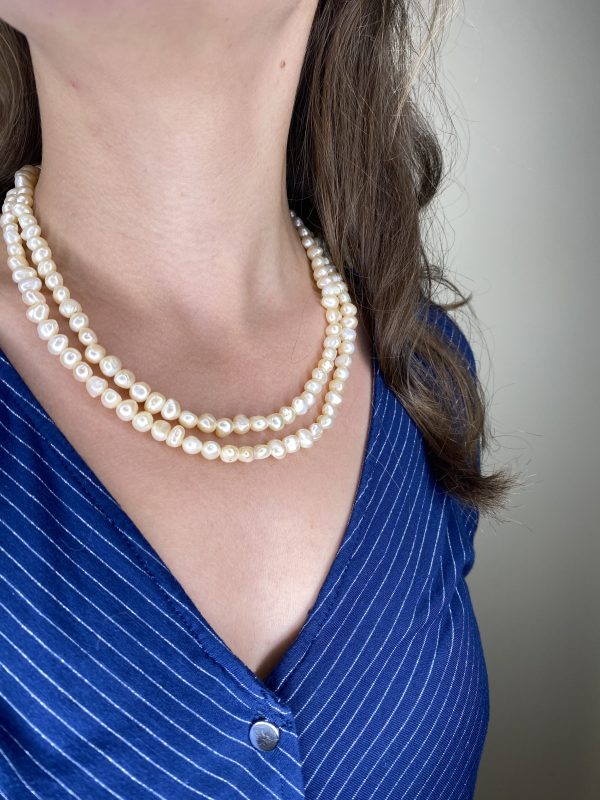 Mesure et art du temps - 2 Strands Fine Pearls Necklace with 18k Yellow Gold Clasp Necklace of Fine Pearls 2 Rows that has been threaded. Clasp in 18 karat yellow gold. Width of the pearls: 0,8 cm Width: 1,3 cm Length: 46,5 cm Bijoutier Joaillier Atelier de bijouterie Horloger Bretagne Vannes Morbihan