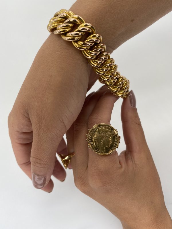 Mesure et art du temps - Ring Coin 20 francs in Yellow Gold 24 Carats Marianne République Française Gold coin of 20 francs 24 carats mounted in ring, setting in Yellow Gold 18 carats. On the front : right profile of the Marianne wearing the phrygian cap and a crown of oak branch. Inscription : FRENCH REPUBLIC. On the reverse side the French motto : Liberty, equality, fraternity surrounds a rooster, date 1907. Engraver : Jules-Clément Chaplain. Edge with inscription LIBERTE EGALITE FRATERNITE. Mounting punched eagle head Size : 71,5 FR; 13,75 US