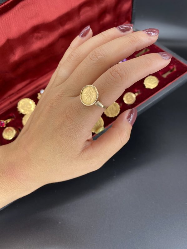 Mesure et art du temps - Mesure et art du temps - Ring Coins 2 Yellow Gold Pesos 18 Carats Estados Unidos Mexicana Solid 18k gold ring, eagle head hallmark, set with a gold coin of Dos Pesos Mexicanos, with the effigy of an eagle "Estados Unidos Mexicanos", dated 1945, 20th century. Size : 55,5 FR; 7,5 US; O UK Bijoux ancien Bijoutier France Bretagne