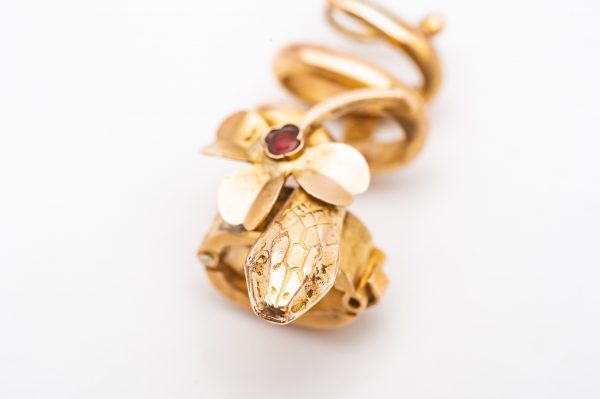 Mesure et art du temps - Antique 18 karat yellow gold bold tie with ruby Snake clip ribbons in 18 karat yellow gold that can be worn as a pendant choker. Ruby cabochon cut in the shape of a 4-leaf clover in the heart of the 3-leaf clover in 18k Yellow Gold. Length: 3 cm Width: 1,2 cm. Bijoutier Joaillier France Bretagne Bijoux ancien