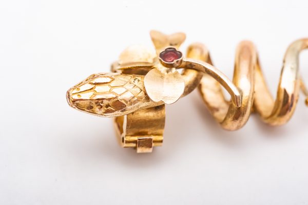 Mesure et art du temps - Antique 18 karat yellow gold bold tie with ruby Snake clip ribbons in 18 karat yellow gold that can be worn as a pendant choker. Ruby cabochon cut in the shape of a 4-leaf clover in the heart of the 3-leaf clover in 18k Yellow Gold. Length: 3 cm Width: 1,2 cm. Bijoutier Joaillier France Bretagne Bijoux ancien