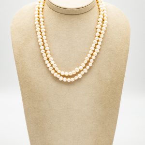 Mesure et art du temps - 2 Strands Fine Pearls Necklace with 18k Yellow Gold Clasp Necklace of Fine Pearls 2 Rows that has been threaded. Clasp in 18 karat yellow gold. Width of the pearls: 0,8 cm Width: 1,3 cm Length: 46,5 cm