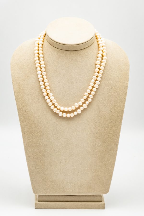 Mesure et art du temps - 2 Strands Fine Pearls Necklace with 18k Yellow Gold Clasp Necklace of Fine Pearls 2 Rows that has been threaded. Clasp in 18 karat yellow gold. Width of the pearls: 0,8 cm Width: 1,3 cm Length: 46,5 cm