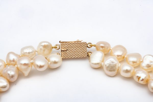 Mesure et art du temps - 2 Strands Fine Pearls Necklace with 18k Yellow Gold Clasp Necklace of Fine Pearls 2 Rows that has been threaded. Clasp in 18 karat yellow gold. Width of the pearls: 0,8 cm Width: 1,3 cm Length: 46,5 cm Bijoutier Joaillier Atelier de bijouterie Horloger Bretagne Vannes Morbihan