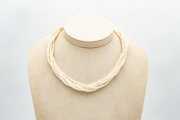 Mesure et art du temps - 6 Row Cultured Pearls Necklace . Bijoutier - Joaillier - Atelier de bijouterie - 18 carats - Yallow Golds - Vannes - Bretagne - Morbihan - France