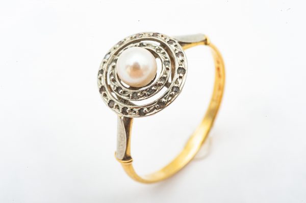 Mesure et art du temps - Yellow Gold and White Gold Ring with Diamonds and Fine Pearl Antique Yellow and White Gold Ring with a Fine Pearl and Diamonds 0,24 carats size 52,5 24 Diamonds : 24x0,01 carats = 0,24 carats Diameter of the pearl : 0,5 cm Size : 52,2 FR, 6 US , L UK