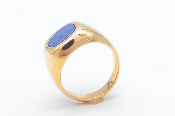 mesure et art du temps - Ring Chevalière Yellow Gold 18 carats and Lapis Lazuli Ring style signet ring with a lapis lazulis cushion cut. Lapis Lazulis plate that can be engraved Lapis Lazulis width : 0,85 cm Lapis Lazulis length: 0.9 cm Size: 53 FR, 6,5 US , M UK. Bijoutier Joaillier Horloger Horlogerie Bretagne Vannes France Morbihan