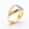 mesure et art du temps - Ring Chevalière Yellow Gold 18 carats and Lapis Lazuli Ring style signet ring with a lapis lazulis cushion cut. Lapis Lazulis plate that can be engraved Lapis Lazulis width : 0,85 cm Lapis Lazulis length: 0.9 cm Size: 53 FR, 6,5 US , M UK. Bijoutier Joaillier Horloger Horlogerie Bretagne Vannes France Morbihan