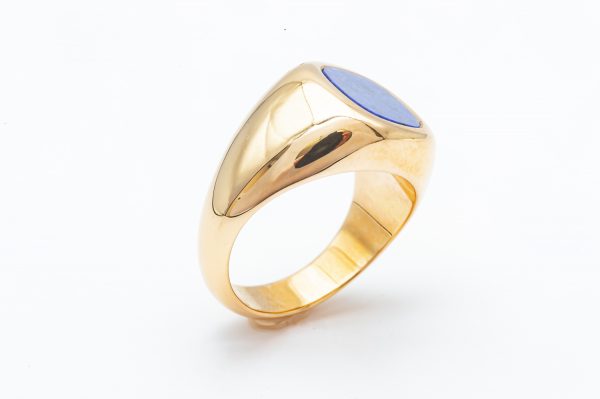 mesure et art du temps - Ring Chevalière Yellow Gold 18 carats and Lapis Lazuli Ring style signet ring with a lapis lazulis cushion cut. Lapis Lazulis plate that can be engraved Lapis Lazulis width : 0,85 cm Lapis Lazulis length: 0.9 cm Size: 53 FR, 6,5 US , M UK. Bijoutier Joaillier Horloger Horlogerie Bretagne Vannes France Morbihan