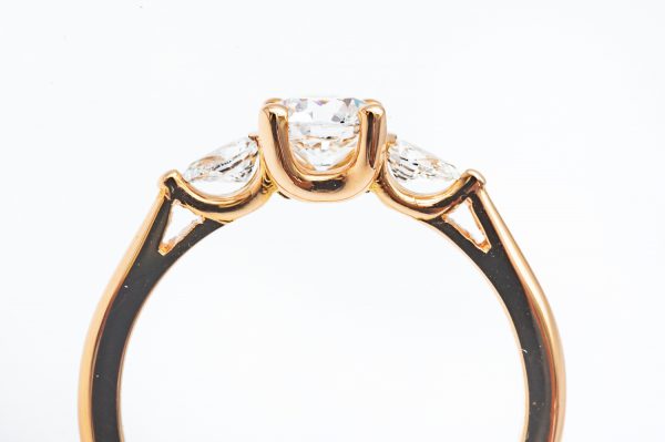 mesure et art du temps - Solitaire Engagement Ring in 18k Rose Gold with Diamonds Engagement ring in Rose Gold with 3 Diamonds. Perfect to offer to the one you love Color : E Purity : SI1 VG/EX/VG/FR 2 Pear cut Diamonds : 2x0,95carats 1 Diamond : 0,5 carats Size : 51,5 FR; 5,75 US; L UK. Bijoutier - Joaillier - Bijoux précieux - Diamands - Or Jaune 18 carats - Bretagne - Vannes - France