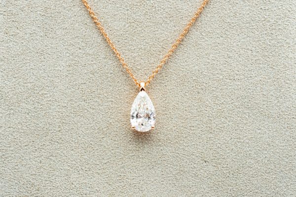 Mesure et art du temps - Pear cut diamond pendant mounted on 18 karat rose gold GIA Pear cut diamond 1.810 carats mounted on 18 karat rose gold with its chain. Shape : P Color : G Clarity: SI2