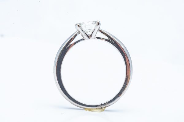 Mesure et art du temps - 18 karat white gold engagement ring with a 0.5 carat diamond Propose to the one you love with a Solitaire Engagement Ring. It has a 0.5 karat Diamond mounted on 18 karat White Gold. Type : DI Shape : B Color: D Clarity: SI1 Size : 55 FR, 7 US, N UK
