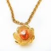 Mesure et art du temps - 18 karat yellow gold flower pendant with a diamond Discreet pendant of 1.4 cm in diameter on a piece of Coral. A Diamond of 0,01 carat is positioned in the center of the flower.