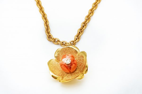 Mesure et art du temps - 18 karat yellow gold flower pendant with a diamond Discreet pendant of 1.4 cm in diameter on a piece of Coral. A Diamond of 0,01 carat is positioned in the center of the flower.