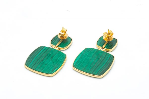 mesure et art du temps - Malachite and 18k Yellow Gold Pendant Earrings Malachite set closed around a plate of Mala on Yellow Gold 18 carats articulated in the center. Their clasps butterflies secures them. Width of malachite in top: 1,2 cm Length of malachite in top: 1,2 cm Width of malachite in bottom: 2,2 cm Length of malachite at the bottom: 2.3 cm