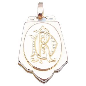 Mesure et art du temps - Napoleon III period photo holder pendant in 18K rose gold. In the shape of a shield and with a handmade engraving R D on the front. Length: 3,3 cm Width: 2,2 cm