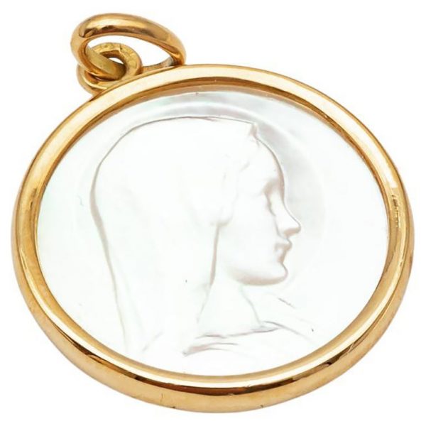 Mesure et art du temps - Mother of Pearl and 18K Yellow Gold Medal This round medal is made of Mother of Pearl and white gold 750/1000. On the part of the medal in mother-of-pearl, the Virgin is represented in profile in her youth. She wears a veil topped by a halo. Arthus Bertrand
