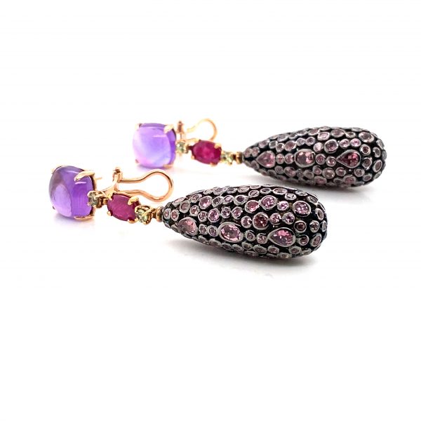 Mesure et art du temps - Mesure et art du temps - Sapphire Ruby and Tourmaline 18K Yellow Gold Pendant Earrings Amethyst cabochon size width 1 cm and length 1 cm Ruby cabochon width 0.5 cm and length 0.6 cm Sapphire brilliant cut Tourmaline set in lace of various shapes