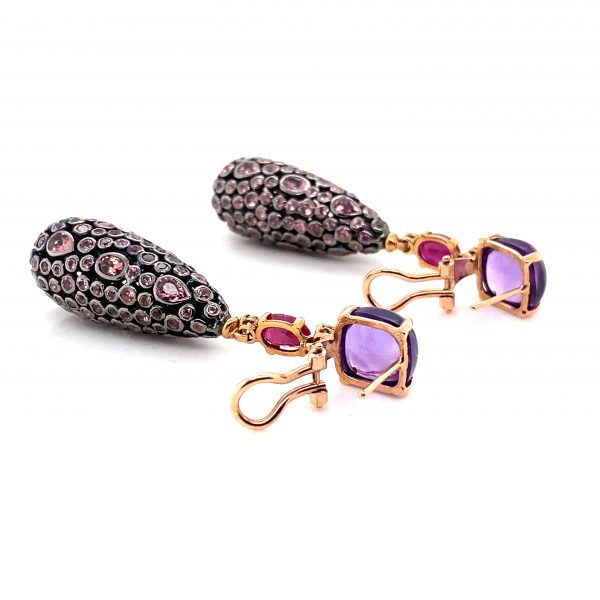 Mesure et art du temps - Mesure et art du temps - Sapphire Ruby and Tourmaline 18K Yellow Gold Pendant Earrings Amethyst cabochon size width 1 cm and length 1 cm Ruby cabochon width 0.5 cm and length 0.6 cm Sapphire brilliant cut Tourmaline set in lace of various shapes