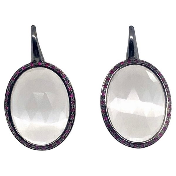 Mesure et art du temps - 18 karat black gold pendant earrings with large quartz and rubies Art deco style earrings with grey quartz and rubies mounted on 18k black gold. Find in our gallery the ring which is according with these earrings. length : 3,5 cm width : 1,8 cm