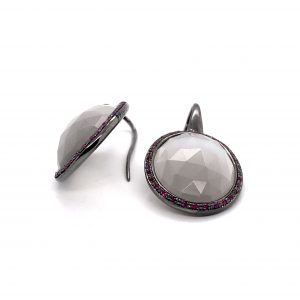 Mesure et art du temps - 18 karat black gold pendant earrings with large quartz and rubies Art deco style earrings with grey quartz and rubies mounted on 18k black gold. Find in our gallery the ring which is according with these earrings. length : 3,5 cm width : 1,8 cm