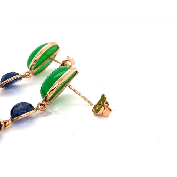 Mesure et art du temps - 18k Yellow Gold Pendant Earrings with Green Agatha, Blue Sapphire and Lapis Lazulis Art deco style earrings with cabochon cut green agates, drop cut lapis lazulis and briolette cut blue sapphire. length : 4,75 cm width : 1 cm