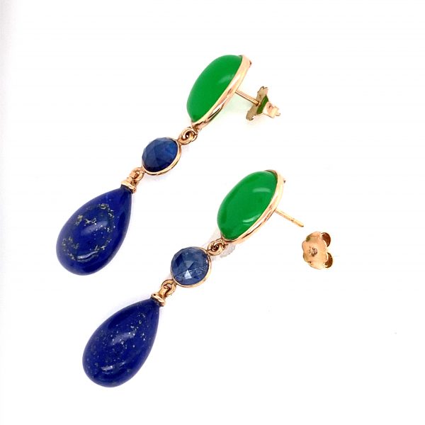 Mesure et art du temps - 18k Yellow Gold Pendant Earrings with Green Agatha, Blue Sapphire and Lapis Lazulis Art deco style earrings with cabochon cut green agates, drop cut lapis lazulis and briolette cut blue sapphire. length : 4,75 cm width : 1 cm