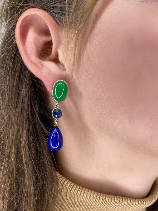 Mesure et art du temps - 18k Yellow Gold Pendant Earrings with Green Agatha, Blue Sapphire and Lapis Lazulis Art deco style earrings with cabochon cut green agates, drop cut lapis lazulis and briolette cut blue sapphire. length : 4,75 cm width : 1 cm