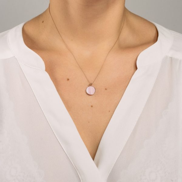 Mesure et art du temps - Bring color to your life ! EVER, a range of natural stones and original and graphic shapes. We play with colors, we associate them, we wear them in accumulation ... for a colorful life ! necklace 18 carat pink gold and pink mother-of-pearl, 43 cm size of the pattern : 11 mm
