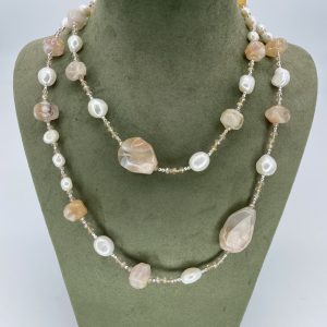 Mesure et art du temps - Mesure et art du temps - Necklace of cultured pearl and stones Necklace of pearls and stone to wear in multi row or a single row. Length : 160 cm
