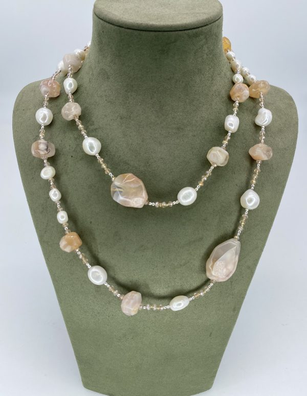 Mesure et art du temps - Mesure et art du temps - Necklace of cultured pearl and stones Necklace of pearls and stone to wear in multi row or a single row. Length : 160 cm