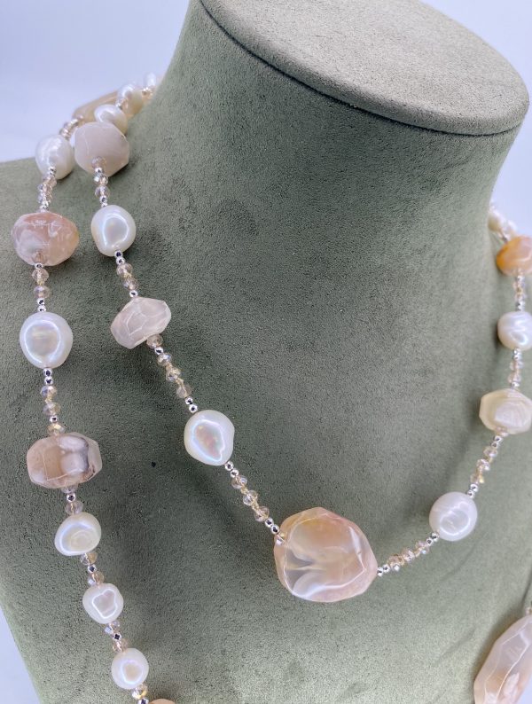 Mesure et art du temps - Mesure et art du temps - Necklace of cultured pearl and stones Necklace of pearls and stone to wear in multi row or a single row. Length : 160 cm