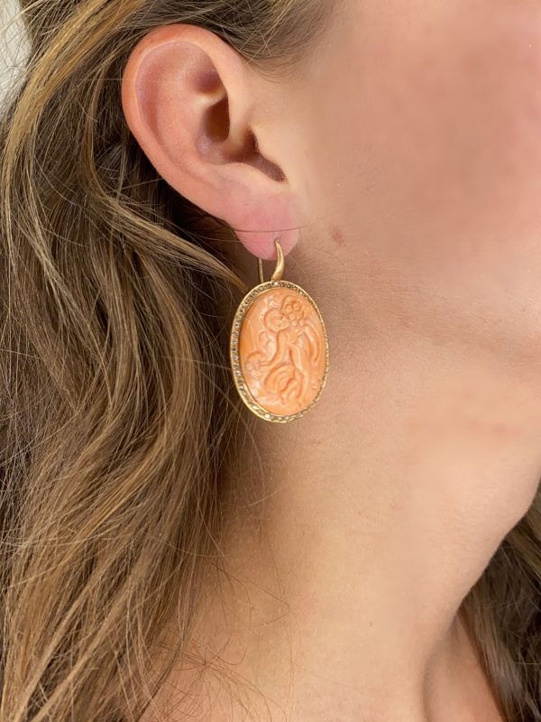 Mesure et art du temps - 18 karat Yellow Gold and Diamond Cameo Coral Earrings Cameo engraved with my hands in a Coral taken up on Yellow Gold 18 carats. The outline of the coral is set with Diamonds. Earrings neck sign