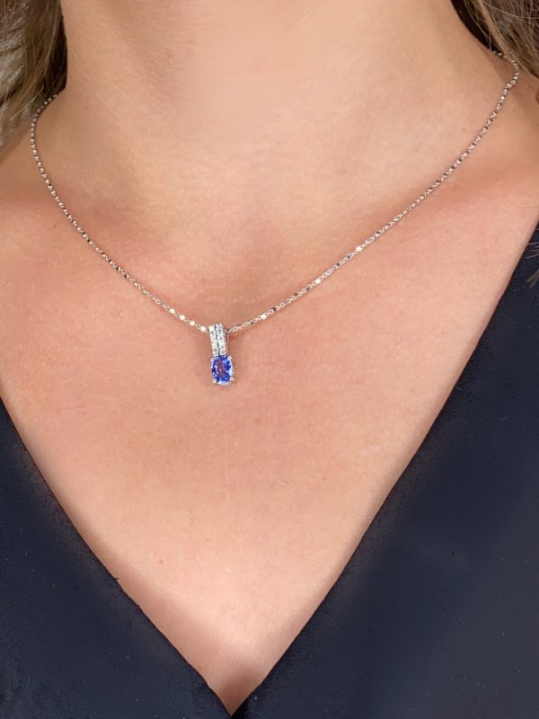 Mesure et art du temps - 18 karat white gold diamond and sapphire necklace Necklace chain with original mesh in 18 karat white gold. Its pendants composed of 8 brilliant cut diamonds, H color and 1 Oval Blue Sapphire. length : 22,3 cm