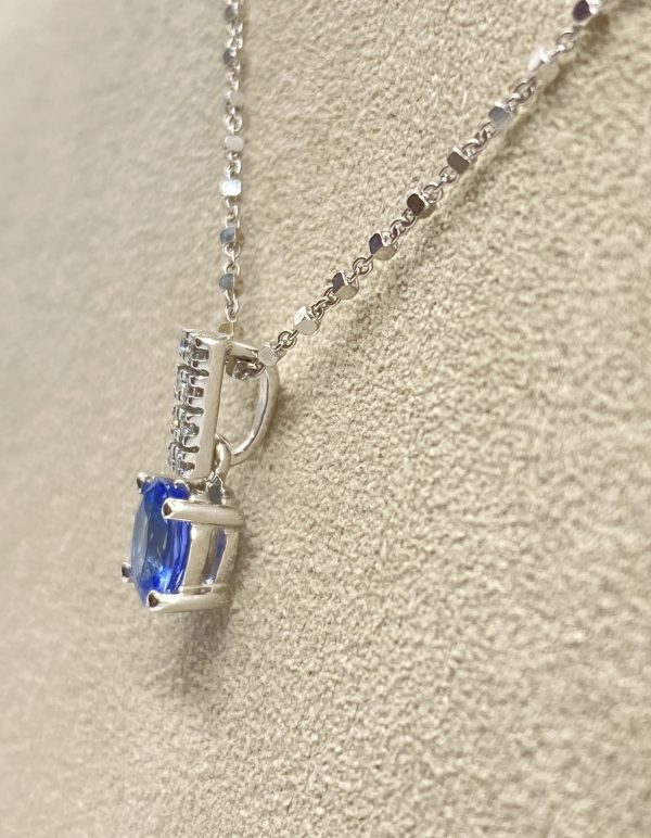 Mesure et art du temps - 18 karat white gold diamond and sapphire necklace Necklace chain with original mesh in 18 karat white gold. Its pendants composed of 8 brilliant cut diamonds, H color and 1 Oval Blue Sapphire. length : 22,3 cm