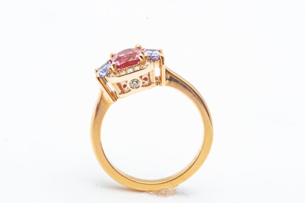 Mesure et art du temps - 18 karat Rose Gold Spinel Pink Sapphire and Diamond Cocktail Ring 18 karat yellow gold basket ring set with 1 spinel, 2 sapphires and 16 diamonds. Cocktail or Art Deco ring style, it will dress your fingers for all occasions. Spinel: E shape, 1.680 carats, R color Diamond : Shape B, 0.110 carats/diamond, G Color Sapphire: Shape B, 0.460 carats/sapphire, Color M