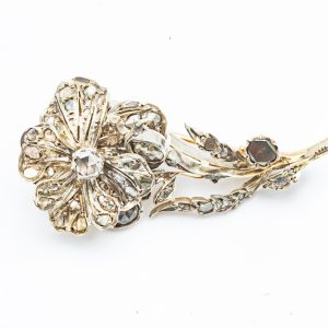 Mesure et art du temps - Antique brooch trembling Flower articulated White Gold 18 carats platinium and old Diamonds. Antique brooch with a flower on its stem in white gold and platinum set with old diamonds. A clasp with a double security ensures its maintenance during use. Length 6 cm Width : 2,5 cm Bijoutier Joaillier Bijoux precieux Diamants Or Blanc 18 carats