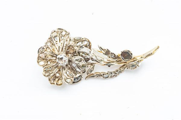 Mesure et art du temps - Antique brooch trembling Flower articulated White Gold 18 carats platinium and old Diamonds. Antique brooch with a flower on its stem in white gold and platinum set with old diamonds. A clasp with a double security ensures its maintenance during use. Length 6 cm Width : 2,5 cm Bijoutier Joaillier Bijoux precieux Diamants Or Blanc 18 carats