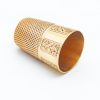 Mesure et art temps - Thimble in 18 carat yellow gold Thimble in solid 18 carat gold finely chiseled by hand Diameter : 1,6 cm Height : 2,5 cm